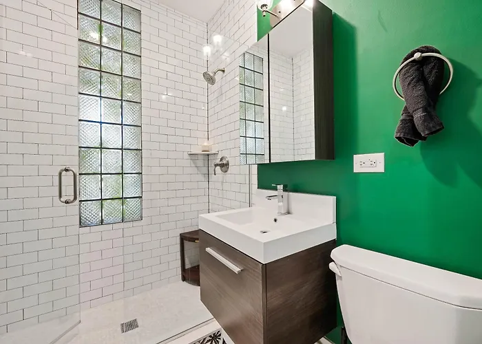 Wicker Park 4bd 3ba, Steps From Cta, Parking Incl